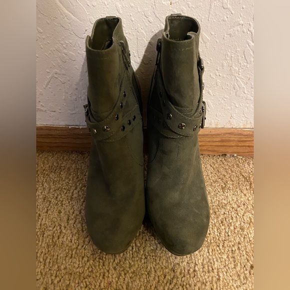 Selling these green GUESS heels - Picture 4 of 4